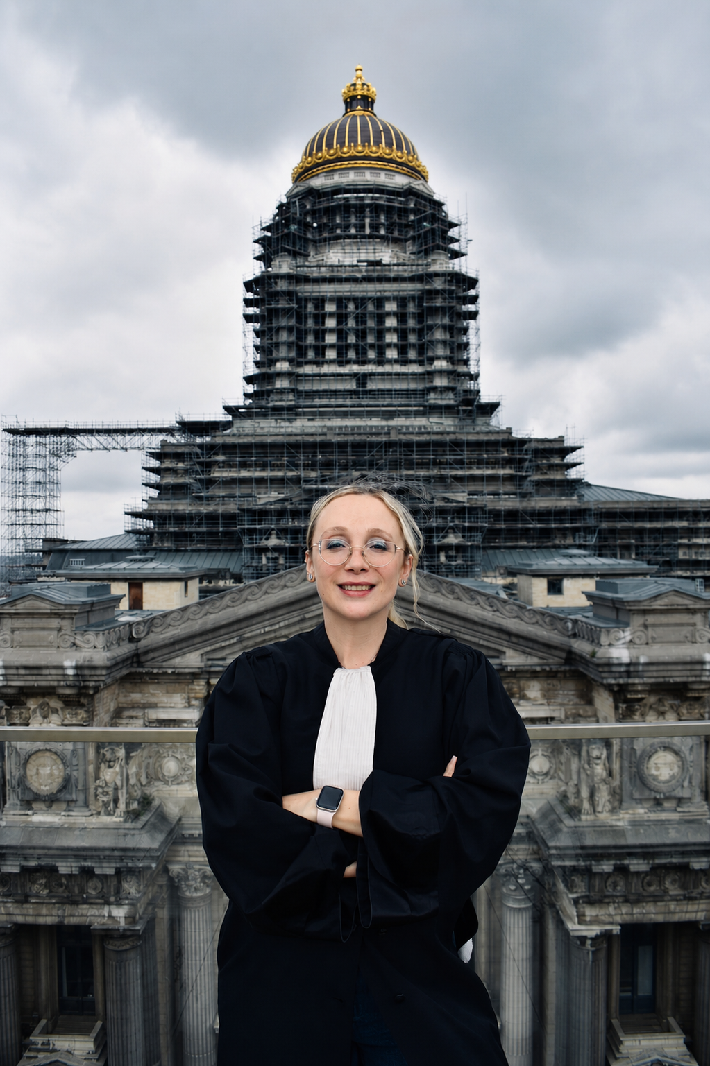 Maître Rosetta Albelice en robe d’avocate devant le dôme du Palais de Justice de Bruxelles